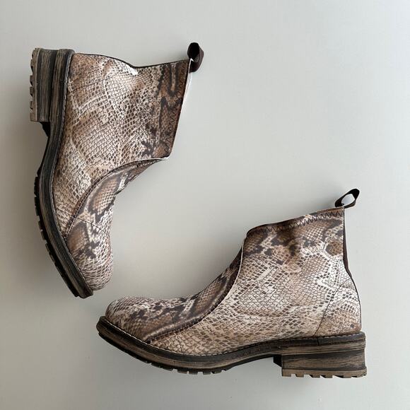 Charleston Shoe Co NWOB Liberty Snake Pull On Stretch Chelsea Stack Heel Boot 8 - Picture 2 of 8